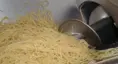 Leonhardt SD til at dosere og fylde pasta i bakker og emballage - doseringsmaskine til at dosere fødevarerprodukt i emballage - dosering af kød, og andre fødevarer - kaldes også fyldeanlæg og fyldemaskiner. Perfekt til kantiner, producent af take-away eller færdigretter og storkøkkener.