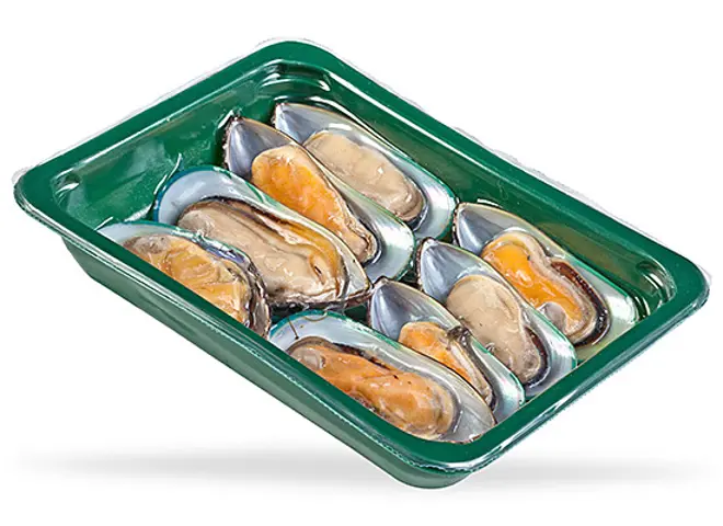 Med TraySkin® tilbyder Nemco en attraktiv emballageløsning til dine fødevarer, såsom skaldyr. En højtransparent skinfolie lægger sig over produktet og forhindrer 'drip-loss'. Produktet holdes derved på plads, og giver produktet en enestående præsentation.