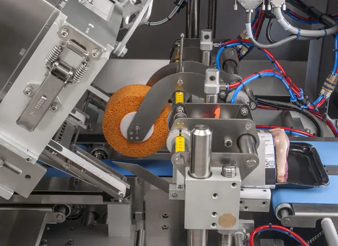 Nobac 5000 linerless applikator etiketteringsmaskine. Automatisk etikettering/mærkning. Etiketmaskine, etiketdispenser til fødevarer.