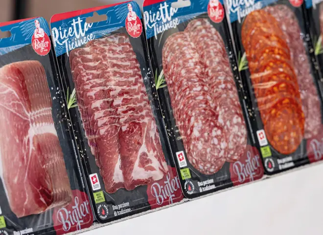 FlatMap fra Nemco er den perfekte løsning til at fremhæve produktet i køledisken. Vi har et bredt udvalg af kød emballage til f.eks. pølser, kød og salami, hvoraf flere af vores skin pack produkter er genanvendelige eller plastreduceret.