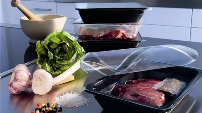Med TraySkin® tilbyder Nemco en attraktiv emballageløsning til dine fødevarer, såsom kød. En højtransparent skinfolie lægger sig over produktet og forhindrer 'drip-loss'. Produktet holdes derved på plads, og giver produktet en enestående præsentation.