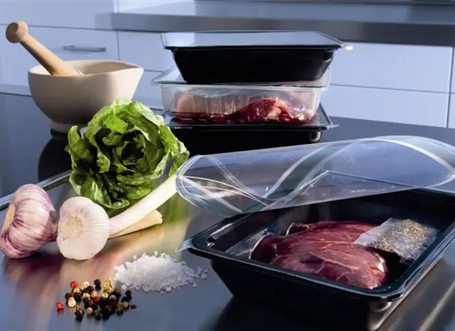 Med TraySkin® tilbyder Nemco en attraktiv emballageløsning til dine fødevarer, såsom kød. En højtransparent skinfolie lægger sig over produktet og forhindrer 'drip-loss'. Produktet holdes derved på plads, og giver produktet en enestående præsentation.